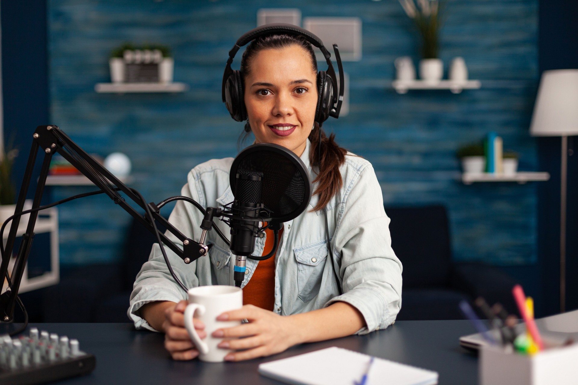 Vlogger enviando mensagens para seu público enquanto fazia podcast em home studio para mídias sociais
