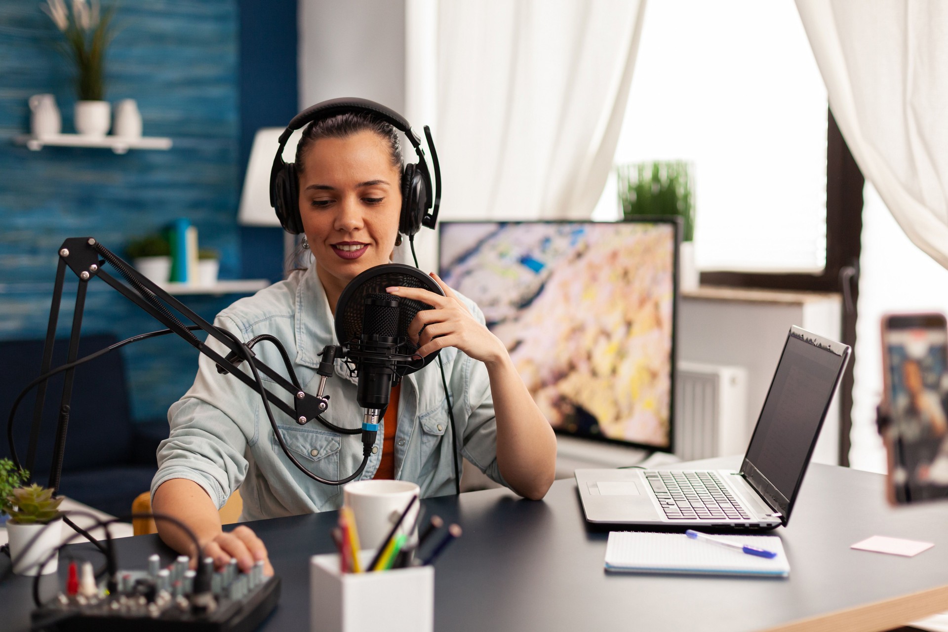 Vlogger gravação de vídeo blog com equipamentos modernos em home studio podcast